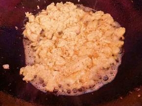 把鸡蛋打散，放入锅中炒至成型，盛出备用。