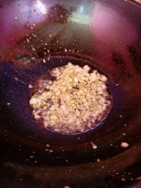 就着剩余的油，下姜葱末煸香。