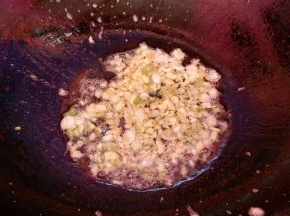 就着剩余的油，下姜葱末煸香。