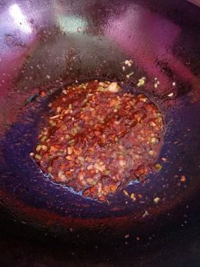 小豆瓣酱炒出红油，再烹入料酒。