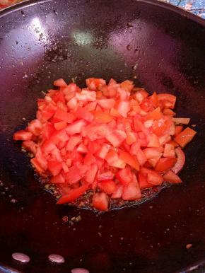 下切成丁的番茄炒出汁。