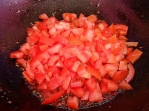 下切成丁的番茄炒出汁。
