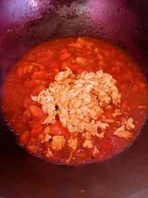 下炒好的鸡蛋和白糖炒匀即可