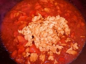 下炒好的鸡蛋和白糖炒匀即可