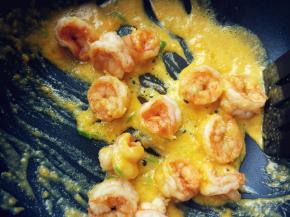 倒入虾仁，迅速翻炒到裹满蛋黄，盛出即可。