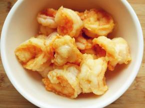 捞出沥净余油，备用。