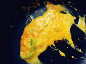 热锅热油，爆香葱花，将咸蛋黄倒入稍炒一下。如果蛋黄太干，可再加少许油，不要加水。