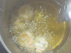 油温五六成热，约150°左右，将虾仁倒入炸到八成熟