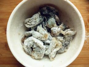 腌好的虾仁倒掉多余水分，用淀粉抓匀