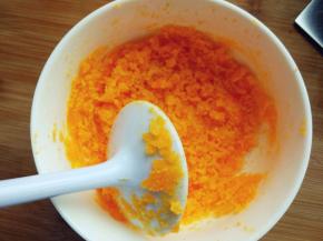 将咸蛋黄压碎，切葱花儿。我的咸蛋黄用的真空包装那种，或者煮熟的咸鸭蛋，只取蛋黄都可以。