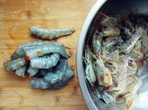 虾冲洗干净，掰掉头部，从第三节壳开始剥，再去除头两节，虾尾的壳就可以直接撸掉。