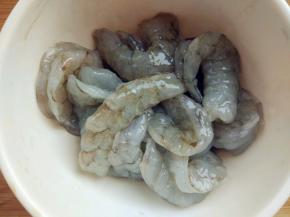 开背去纱线，用少许盐、料酒、生抽、糖、白胡椒粉抓匀，腌制一会儿