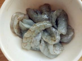 开背去纱线，用少许盐、料酒、生抽、糖、白胡椒粉抓匀，腌制一会儿