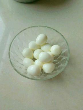 把蛋冷水下锅，开锅后转最小火闷煮四分钟。捞出来放入凉水中去皮，备用。