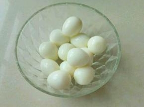 把蛋冷水下锅，开锅后转最小火闷煮四分钟。捞出来放入凉水中去皮，备用。