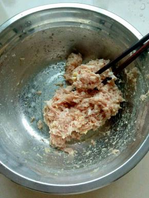 猪肉，姜末放入碗中，加入盐，料酒，生抽，胡椒粉顺时针搅拌上劲。