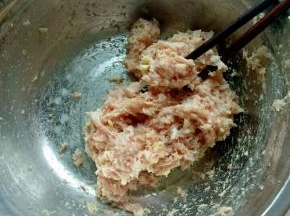 猪肉，姜末放入碗中，加入盐，料酒，生抽，胡椒粉顺时针搅拌上劲。