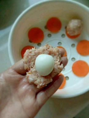 取一团肉泥压扁，放上鹌鹑蛋。