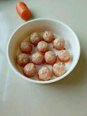 放在蒸笼里的胡萝卜上