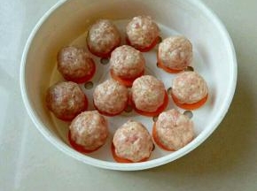 放在蒸笼里的胡萝卜上