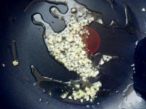 热锅热油，爆香蒜末。油可适量稍多些。