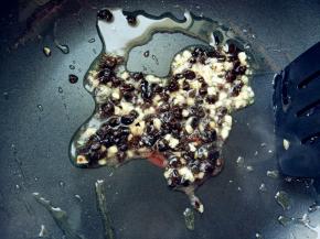 下切碎的豆豉，翻炒出香味。