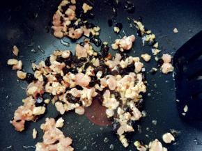 下肉丁，加盐和少许料酒，翻炒变色。