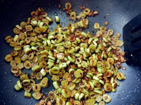 加少许盐和生抽，炒至豆角熟透，盛出即可。