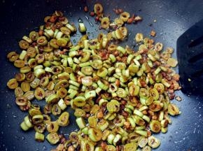 加少许盐和生抽，炒至豆角熟透，盛出即可。
