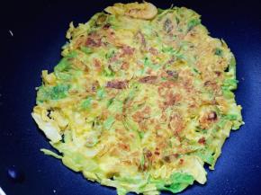 再翻面一次，呈现如图状态，卷心菜稍变色稍软，蛋液整体凝固就可以了。