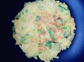 底部凝固后，翻面，继续小火，同时用锅铲稍压平表面，使其和锅均匀接触。