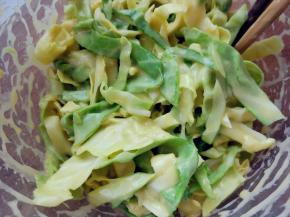 拌到如图状态，蛋液都均匀地附着在卷心菜上就可以了。加少许盐、生抽和花椒粉，拌匀