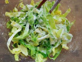 将鸡蛋倒入卷心菜，拌匀后逐次加入面粉（面粉不要一次性加入，要逐量添加，面粉太多的话，饼不会蓬松，口感会发硬，就像死面饼一样）