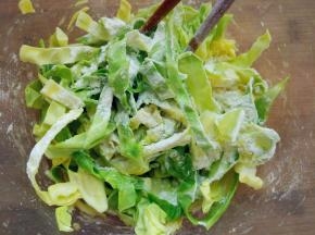 将鸡蛋倒入卷心菜，拌匀后逐次加入面粉（面粉不要一次性加入，要逐量添加，面粉太多的话，饼不会蓬松，口感会发硬，就像死面饼一样）