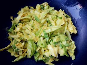 热锅热油，小火，将拌好的卷心菜倒入平底不粘锅中，用锅铲将表面和边缘稍压平整。现在貌似很松散的样子，没有关系，蛋液和面粉凝固就好了。