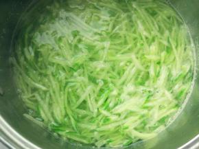 入盐水中煮到七八成熟，捞出过冷水。过冷水可保持颜色翠绿。