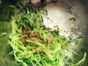 挤净水份，加少许盐、面粉、蛋液和花椒粉拌匀。萝卜性凉，花椒粉性热，可中和一下，且能提香。