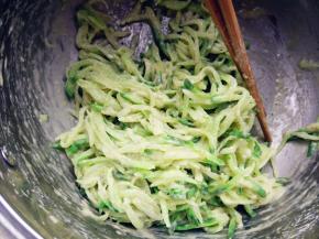 拌成如图的状态，看似松散，用手一团可成团。