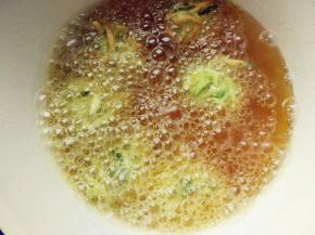 油烧至五成热时，用手将丸子团成型，一个个放入。