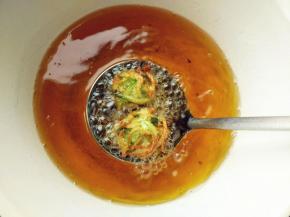 先炸一遍定型，再改小火复炸一下，炸透炸熟。