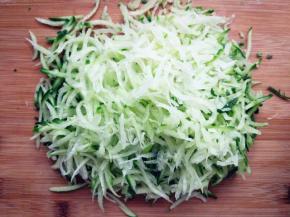 萝卜洗净，擦成丝