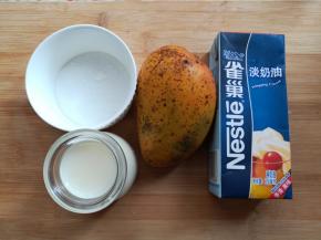 准备做冰淇淋的材料，称出需要的重量