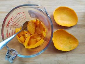 芒果对半切开用勺子挖出芒果肉