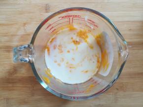 在芒果浆里加入酸奶