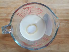 在杯子里倒入125克的淡奶油和15克细砂糖