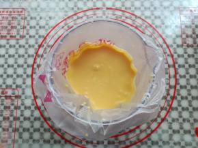 取一个大号的裱花袋，把冰淇淋糊倒入裱花袋里