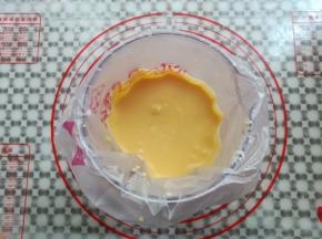 取一个大号的裱花袋，把冰淇淋糊倒入裱花袋里