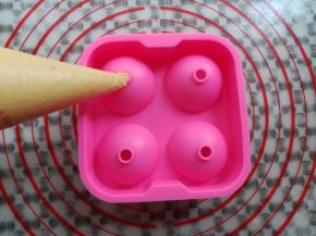 为了让冰淇淋有哈根达斯的圆润感，我借用了水信玄饼的模具，做出来是球形的，没有这个模具的可以省略