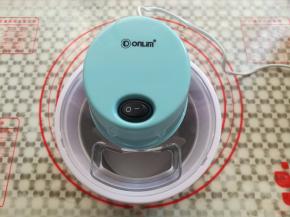 把冰淇淋桶取出装上电机部分