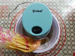 接通电源后把冰淇淋糊挤入冰淇淋桶里，搅拌20-30分钟(看面糊多少决定)然后放回冰箱冷冻2小时左右（软一点的冻20分钟就可以了）